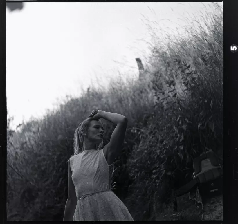 Analoges Portrait einer Frau im hohen Gras