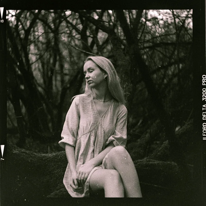 Analoges Portrait einer jungen Frau im Wald