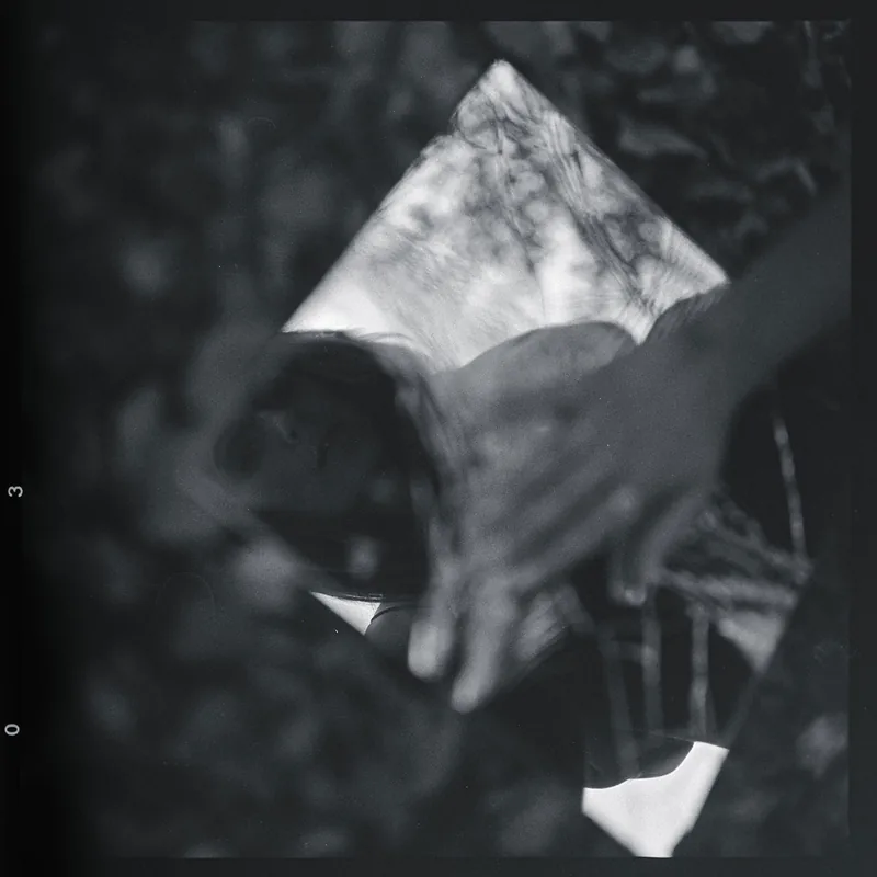 Analoges Schwarz-Weiß-Portrait mit Bewegungsunschärfe und Lichtspiel.