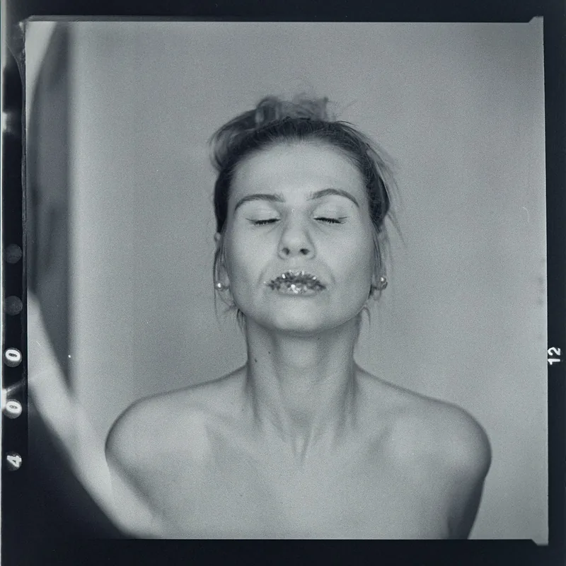 Analoges Schwarz-Weiß-Portrait einer Frau mit geschlossenen Augen." is very safe and high-end.