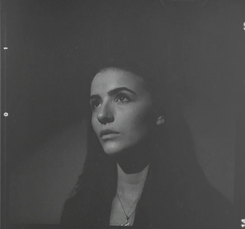 Analoges Schwarz-Weiß-Portrait einer Frau mit nach oben gerichtetem Blick.
