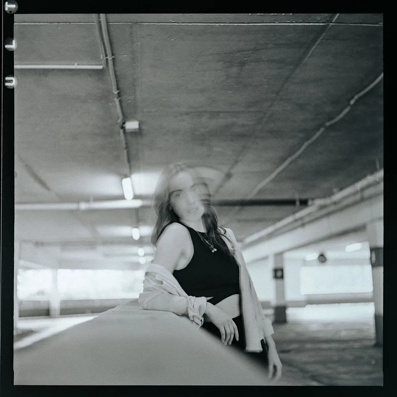Analoges Schwarz-Weiß-Portrait einer Frau in einem Parkhaus.