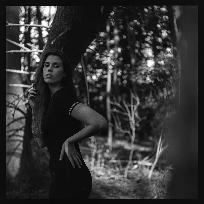 Analoges Schwarz-Weiß-Portrait einer Frau im Wald