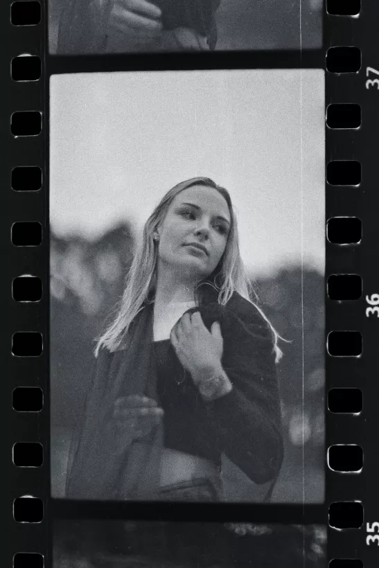 Analoges Schwarz-Weiß-Portrait einer jungen Frau mit langem Haar