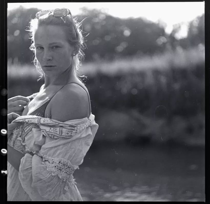 Analoges Schwarz-Weiß-Portrait einer Frau in der Natur am Wasser