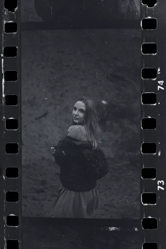 Analoges Schwarz-Weiß-Portrait einer Frau mit Blick über die Schulter