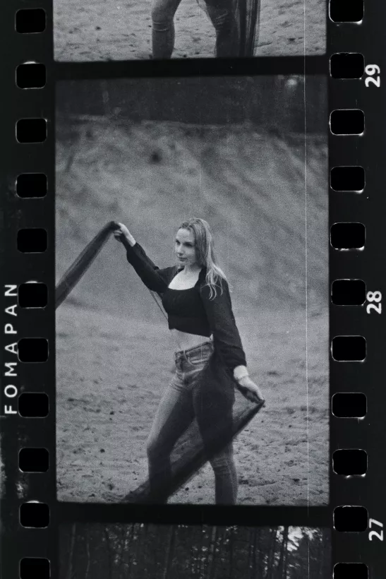 Analoges Schwarz-Weiß-Portrait einer Frau am Strand