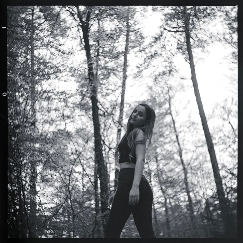 Analoges Schwarzweiß-Portrait einer Frau im Wald