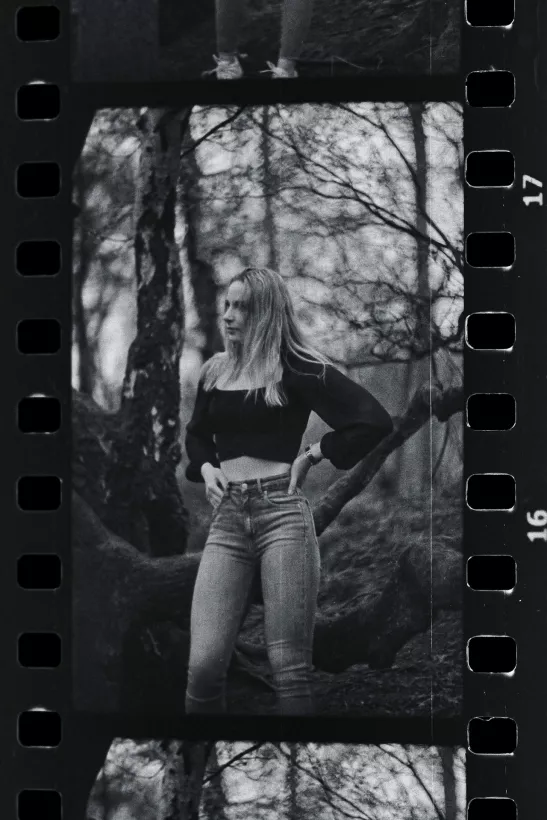 Analoges Schwarzweiß-Portrait einer Frau im Wald