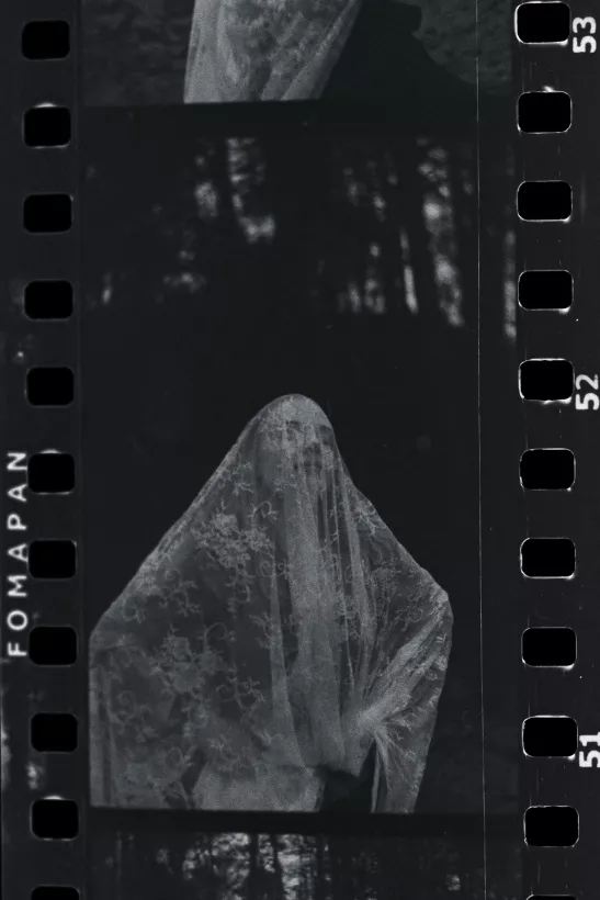 Analoges Schwarz-Weiß-Portrait einer mit Spitze bedeckten Gestalt