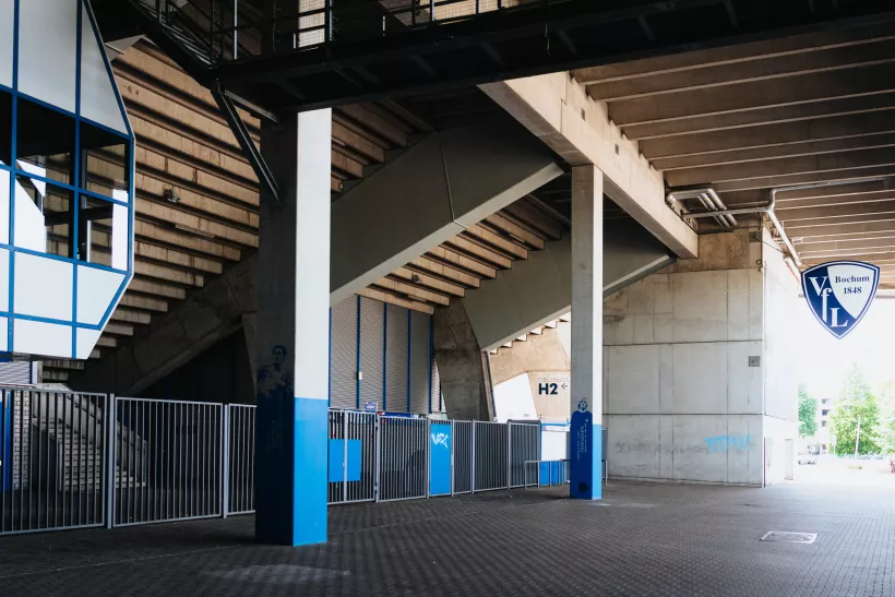 Architekturfotografie der massiven Betonkonstruktion mit blauen Akzenten und starken Lichtkontrasten
