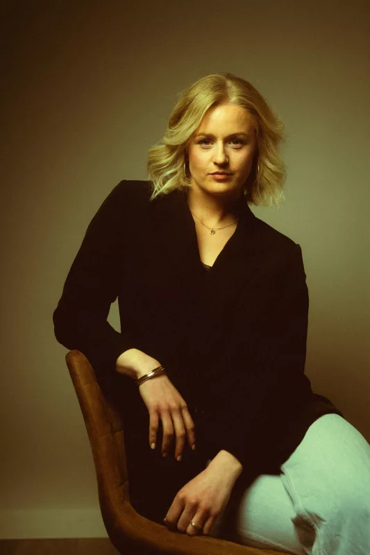 Businessportrait einer Frau mit blondem Haar in einem dunklen Blazer