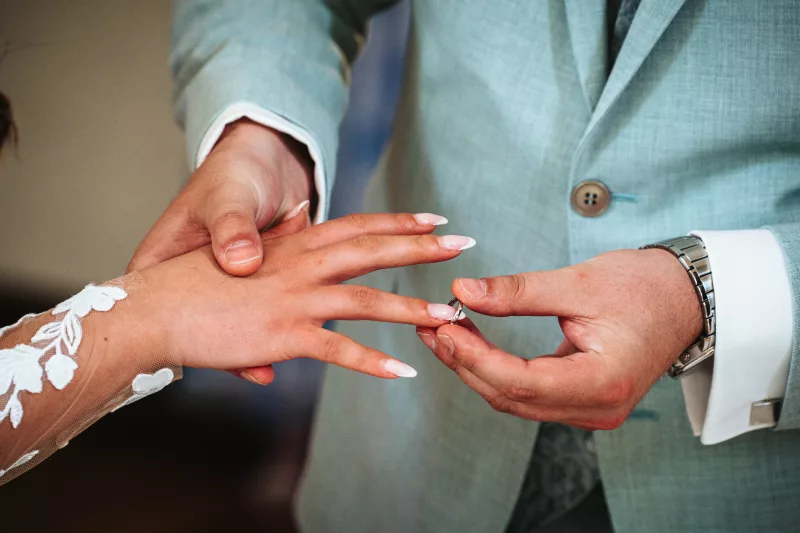 Detailaufnahme eines Ringwechsels bei einer Hochzeit.