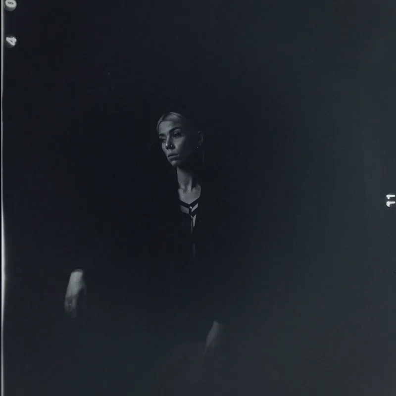 Dunkles analoges Portrait einer Frau.