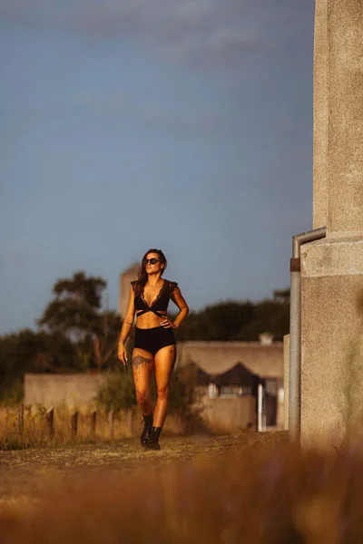Eventfoto einer Frau in schwarzem Sommer-Outfit und Sonnenbrille