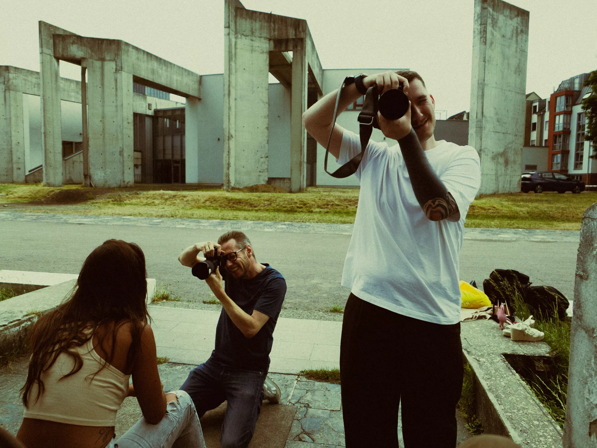 Fotografen bei der Arbeit mit Kameras vor moderner Betonarchitektur
