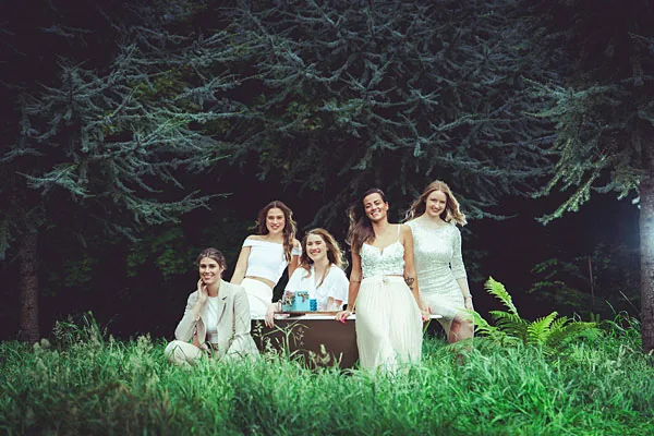 Gruppenportrait von fünf Frauen in weißen Kleidern im Wald