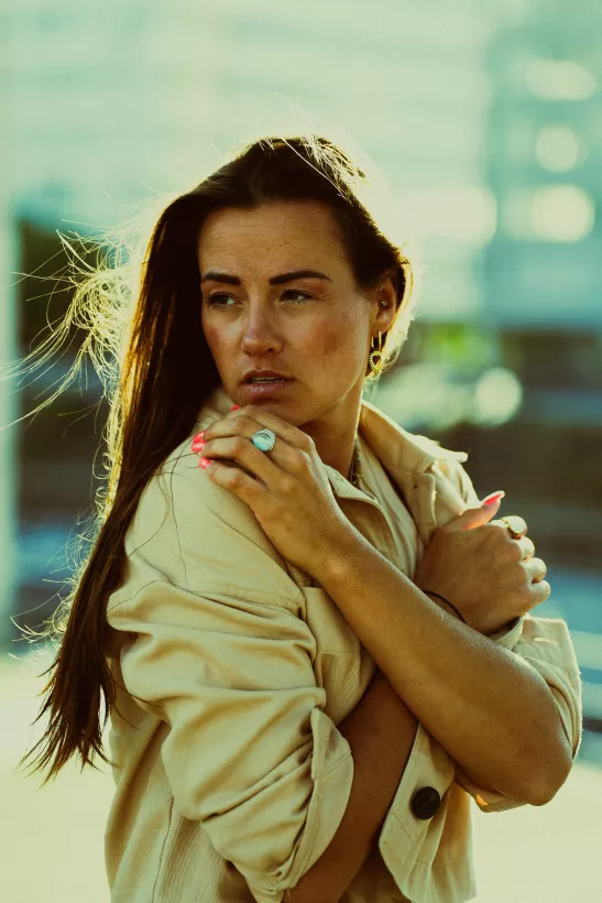 Lichtdurchflutetes Portrait einer Frau mit langem Haar im warmen Sonnenlicht