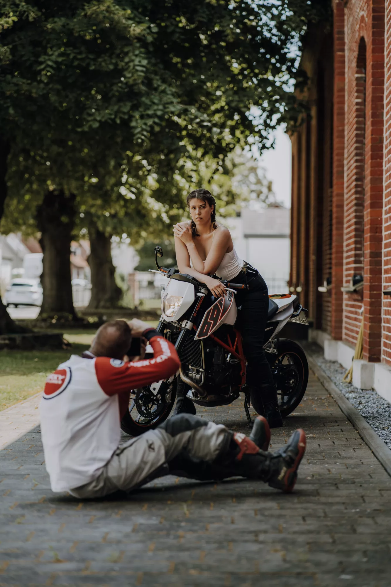 Lifestyle-Portrait einer Frau auf einem Motorrad in einer urbanen Straße