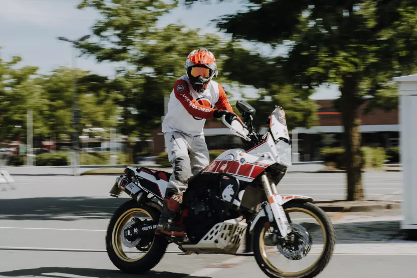Dynamisches Actionfoto eines Motorradfahrers mit Bewegungsunschärfe im Hintergrund