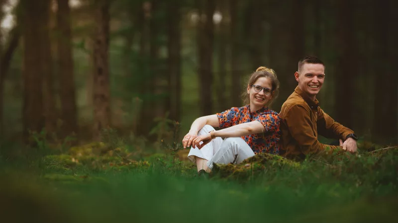 Paarportrait im Wald bei einem entspannten Paarshooting mit Hobbesshot.