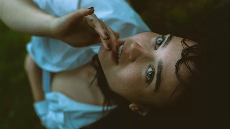 Portrait einer Frau mit feuchtem Haar und einem nach oben gerichteten Blick