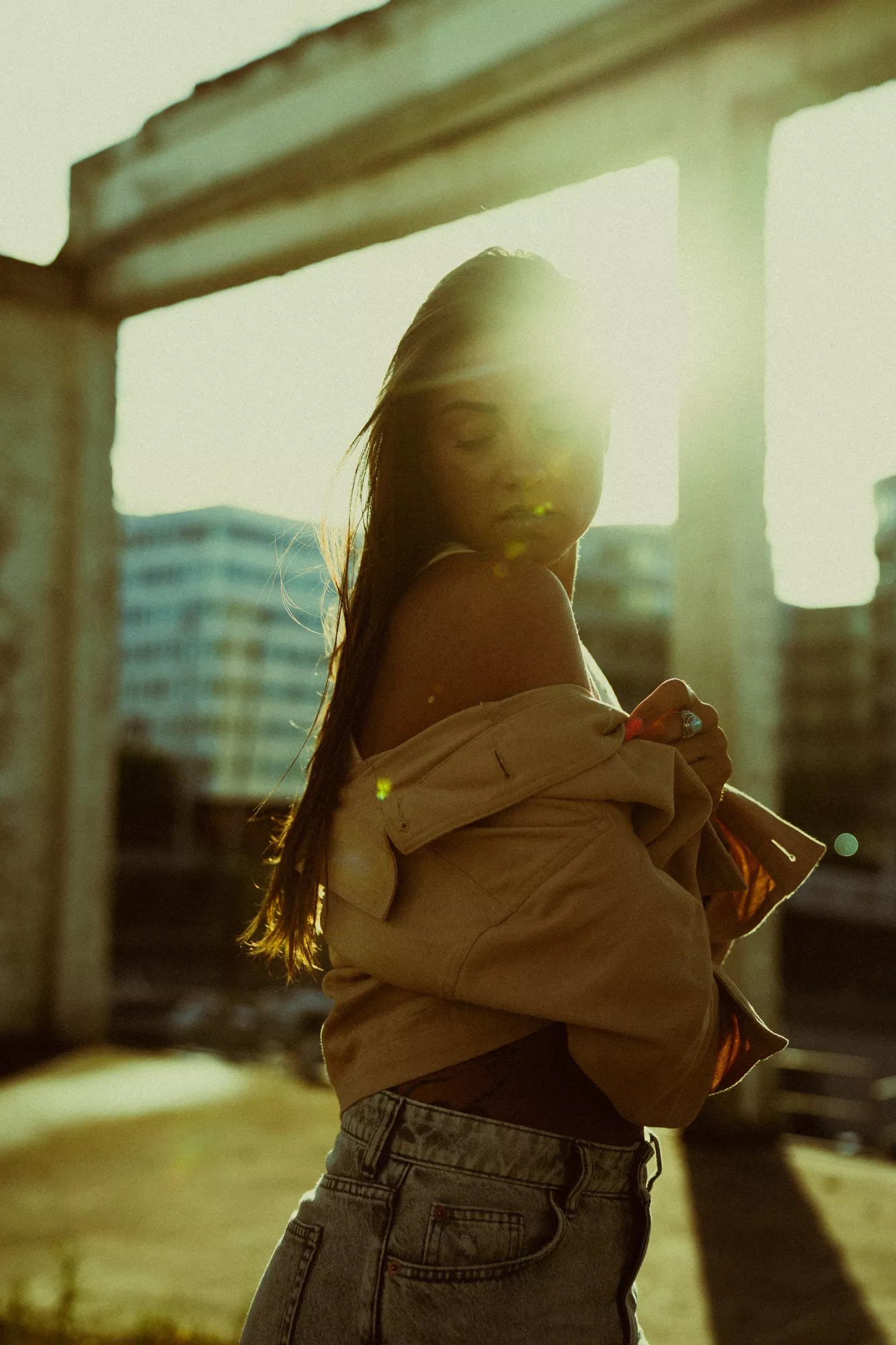Portrait einer Frau im warmen Sonnenlicht mit beiger Jacke