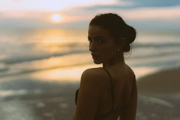 Portrait einer Frau am Strand bei Sonnenuntergang
