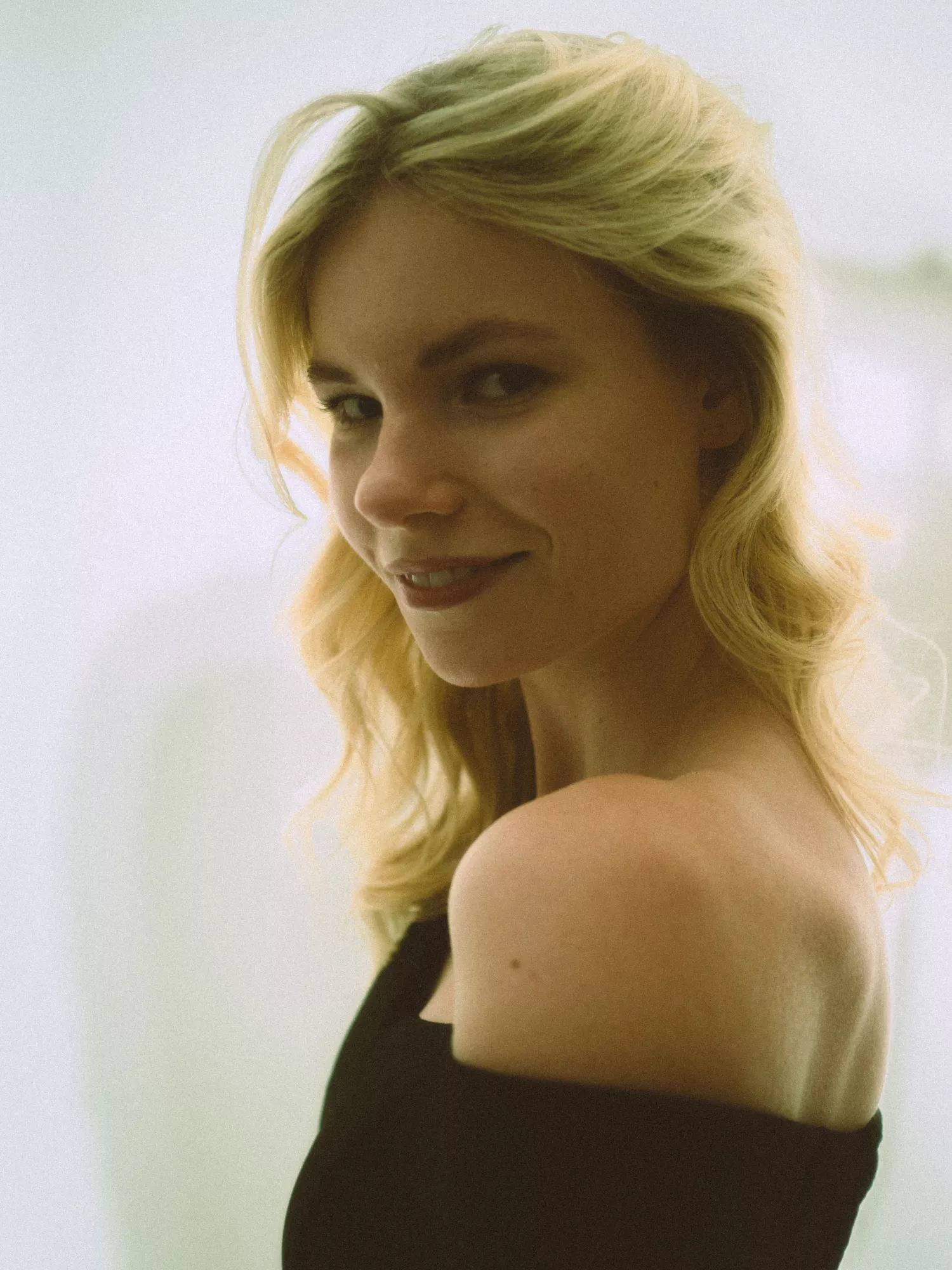 Portrait einer lächelnden Frau mit blonden Haaren
