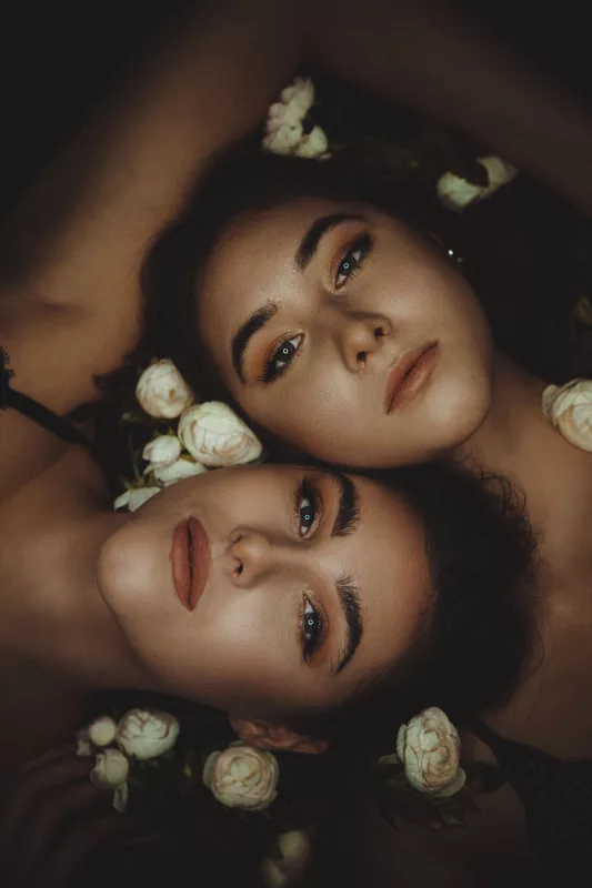 Portrait zweier Frauen mit weißen Blüten
