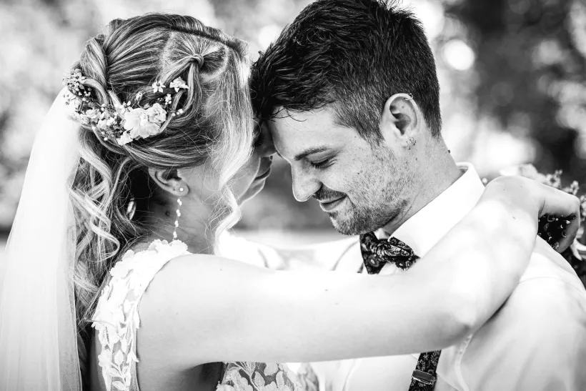 Schwarz-weiß Hochzeitsportrait eines Paares mit aneinandergelegten Stirnen