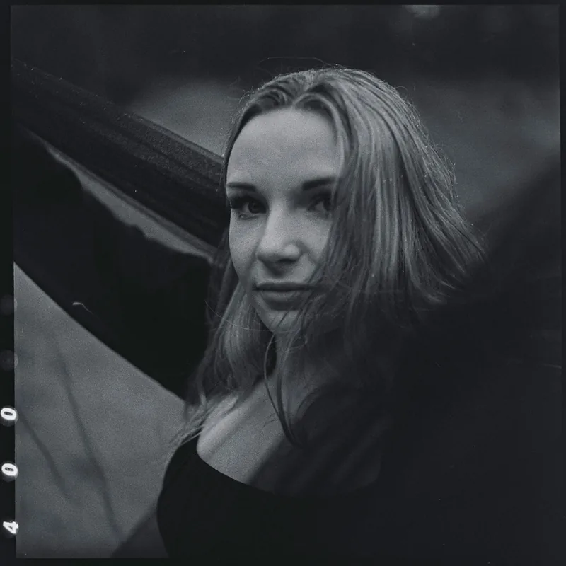 Schwarz-Weiß-Portrait einer jungen Frau mit hellem Haar.