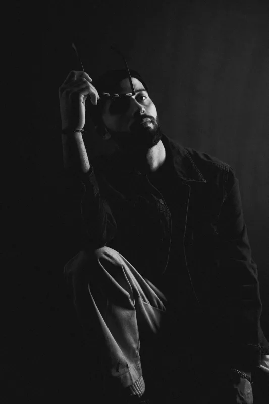 Schwarz-weiß Portrait eines Mannes mit Bart und Brille.