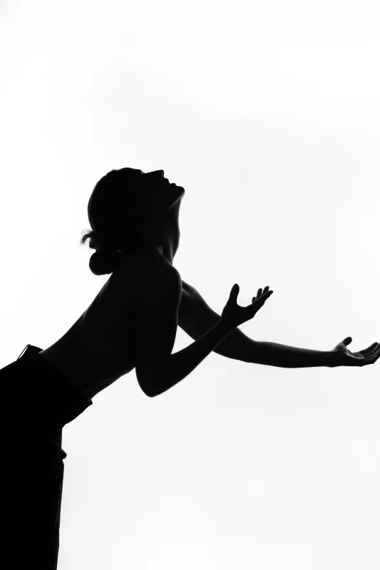 Schwarz-weiß-Silhouette einer Person mit nach