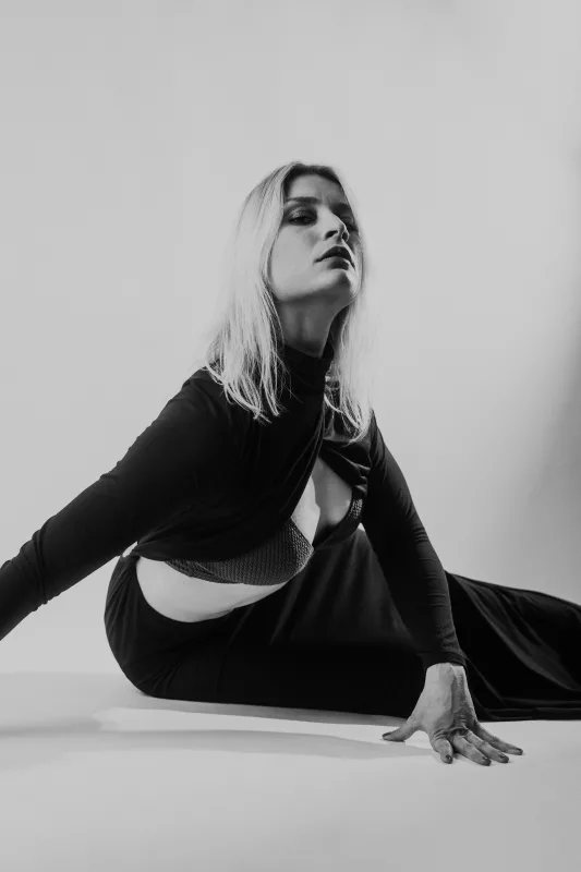 Schwarz-weiß Studioportrait einer Frau mit blonden Haaren.
