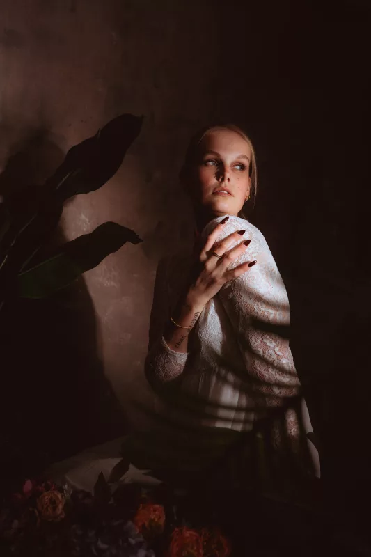 Stimmungsvolles Low-Key-Portrait einer Frau in dramatischem Licht und Schatten