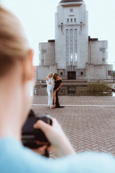 Zwei Frauen posieren vor einem monumentalen Gebäude